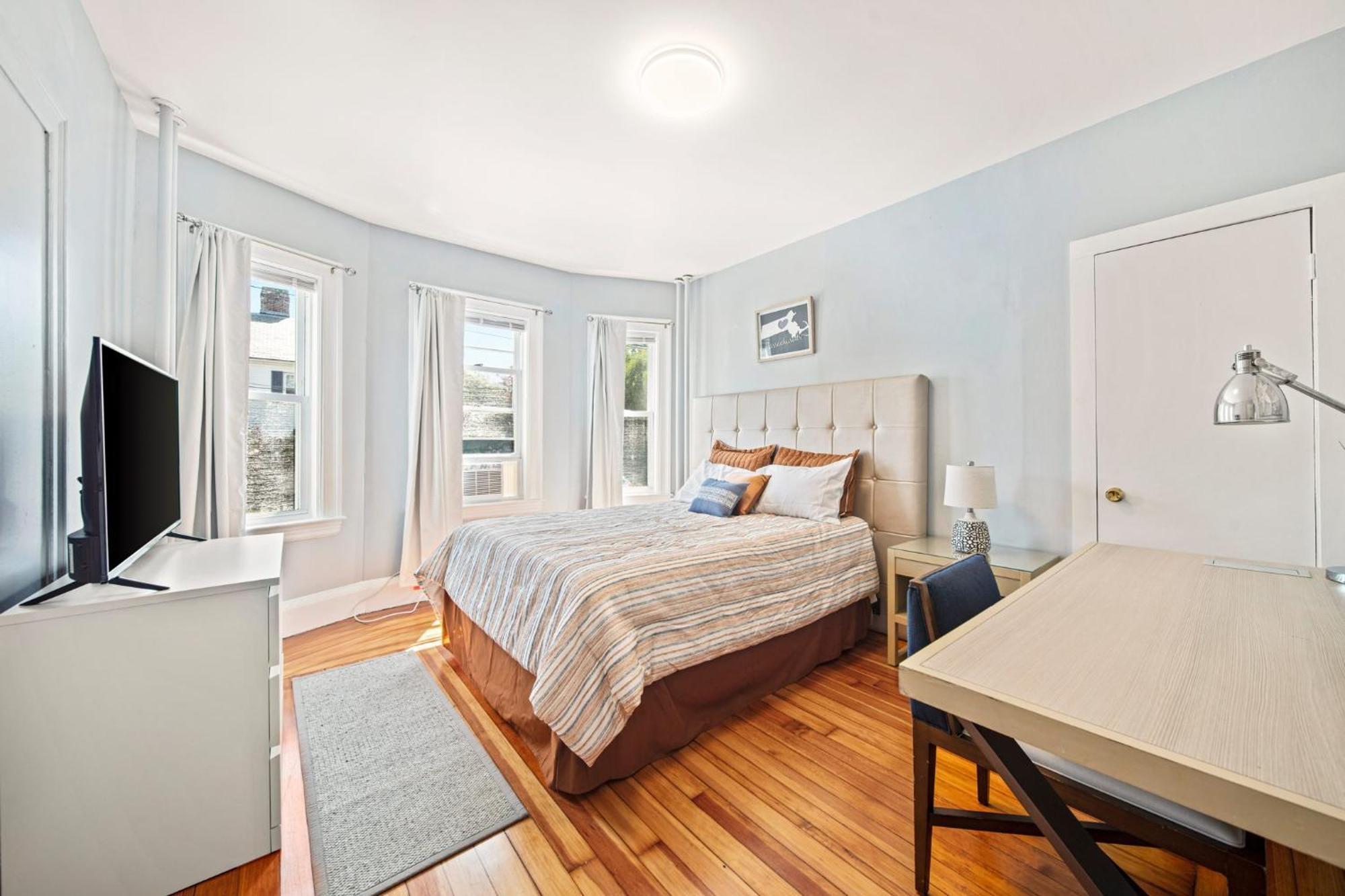 Well-lit Bedroom Near Transit And Charles River Apartment *