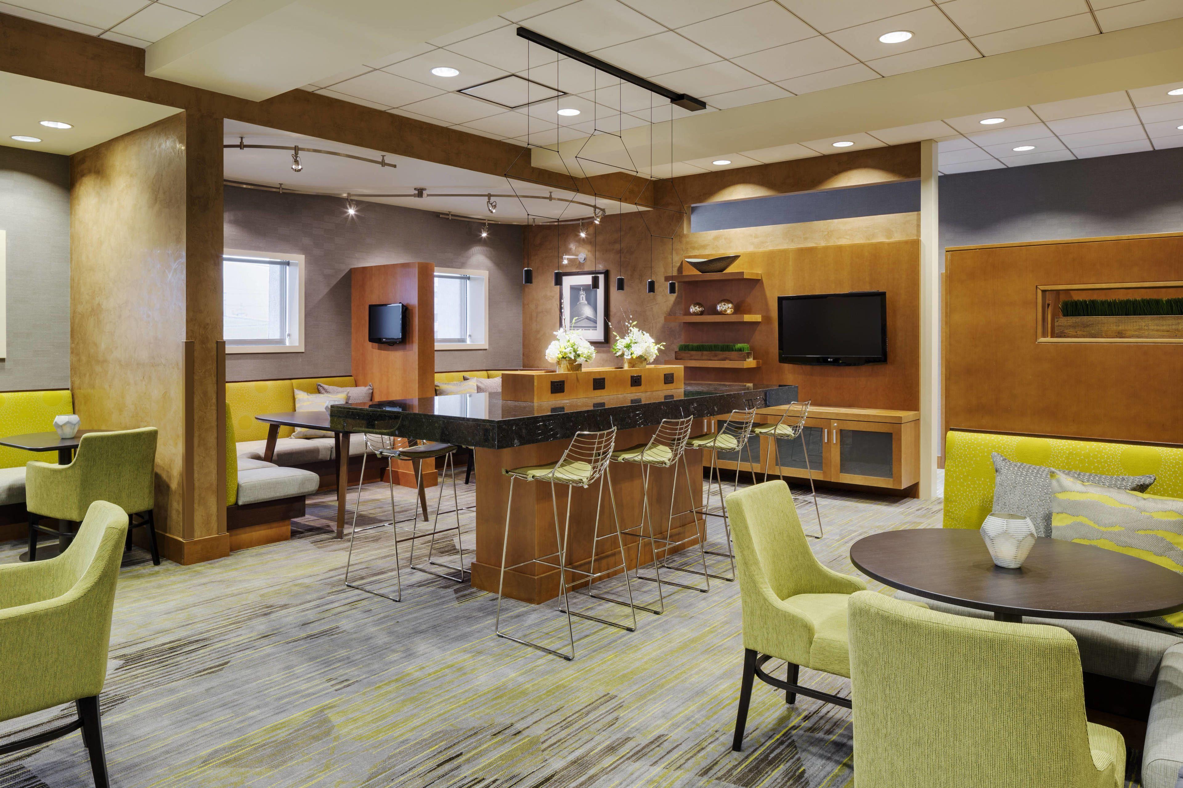 Courtyard By Marriott Logan Airport Boston