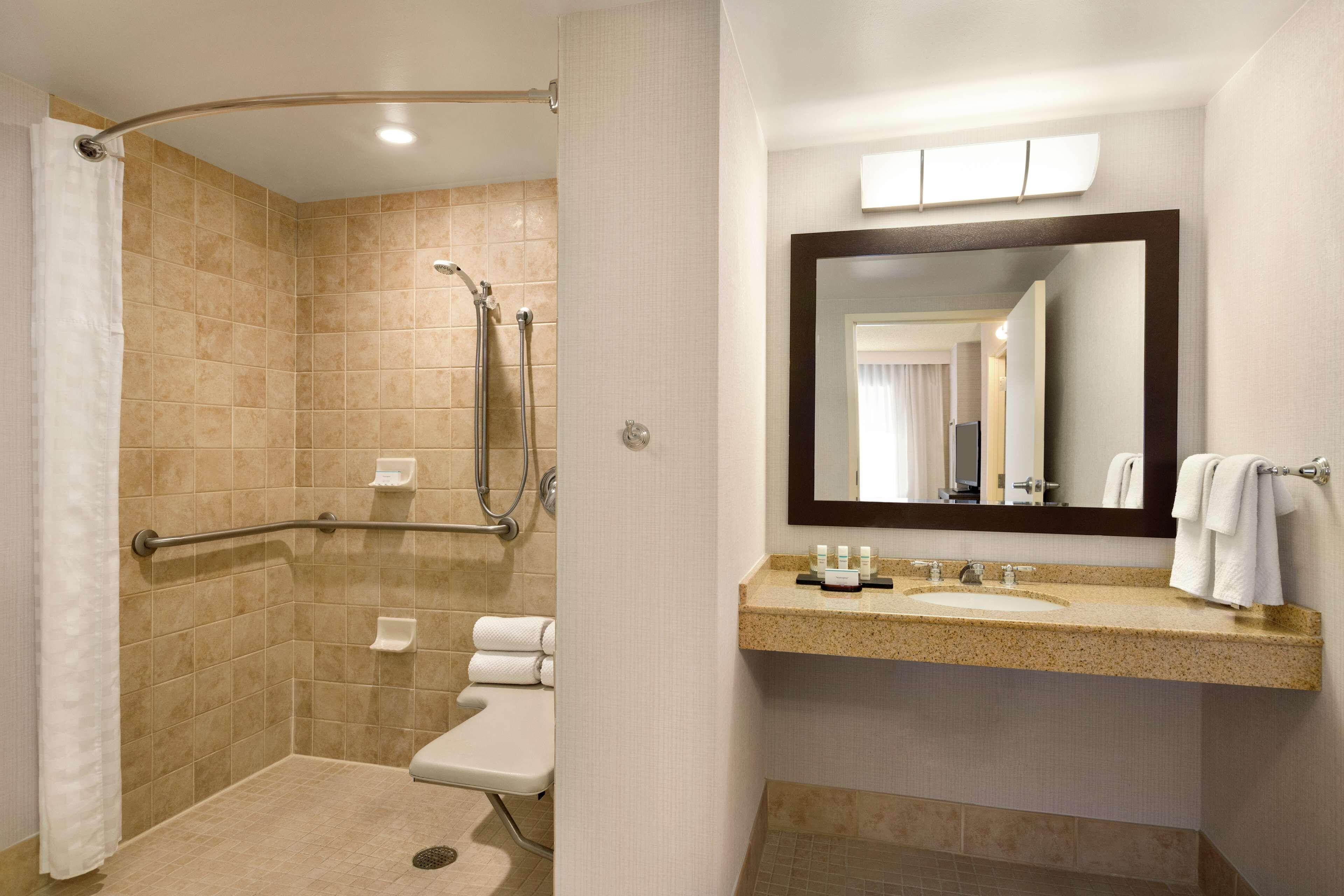 Hotel Embassy At Logan Airport 3*