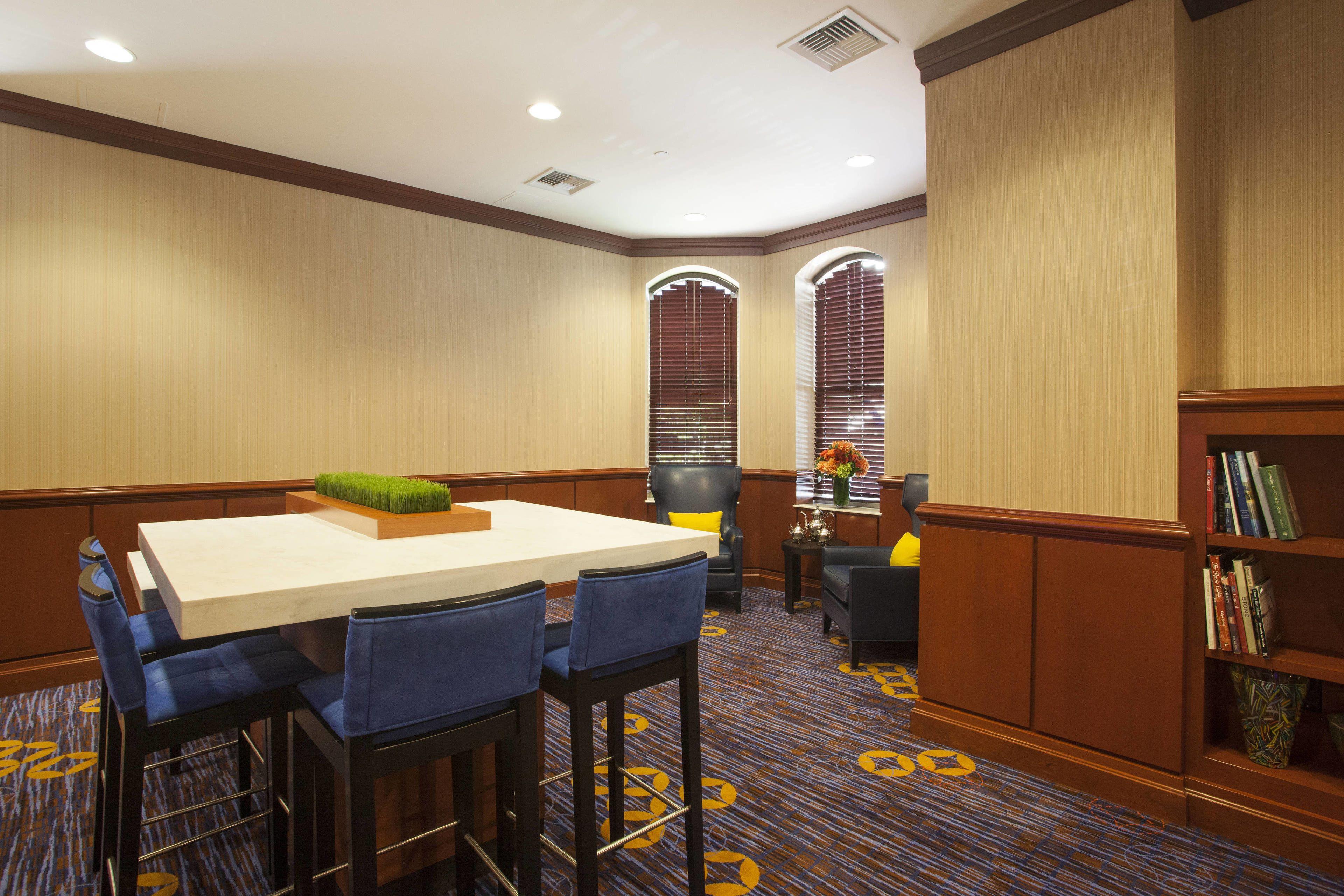 Courtyard Copley Square Hotel 3*