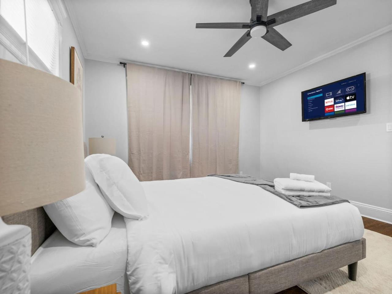 Luxury 3br In With Free Parking Apartment