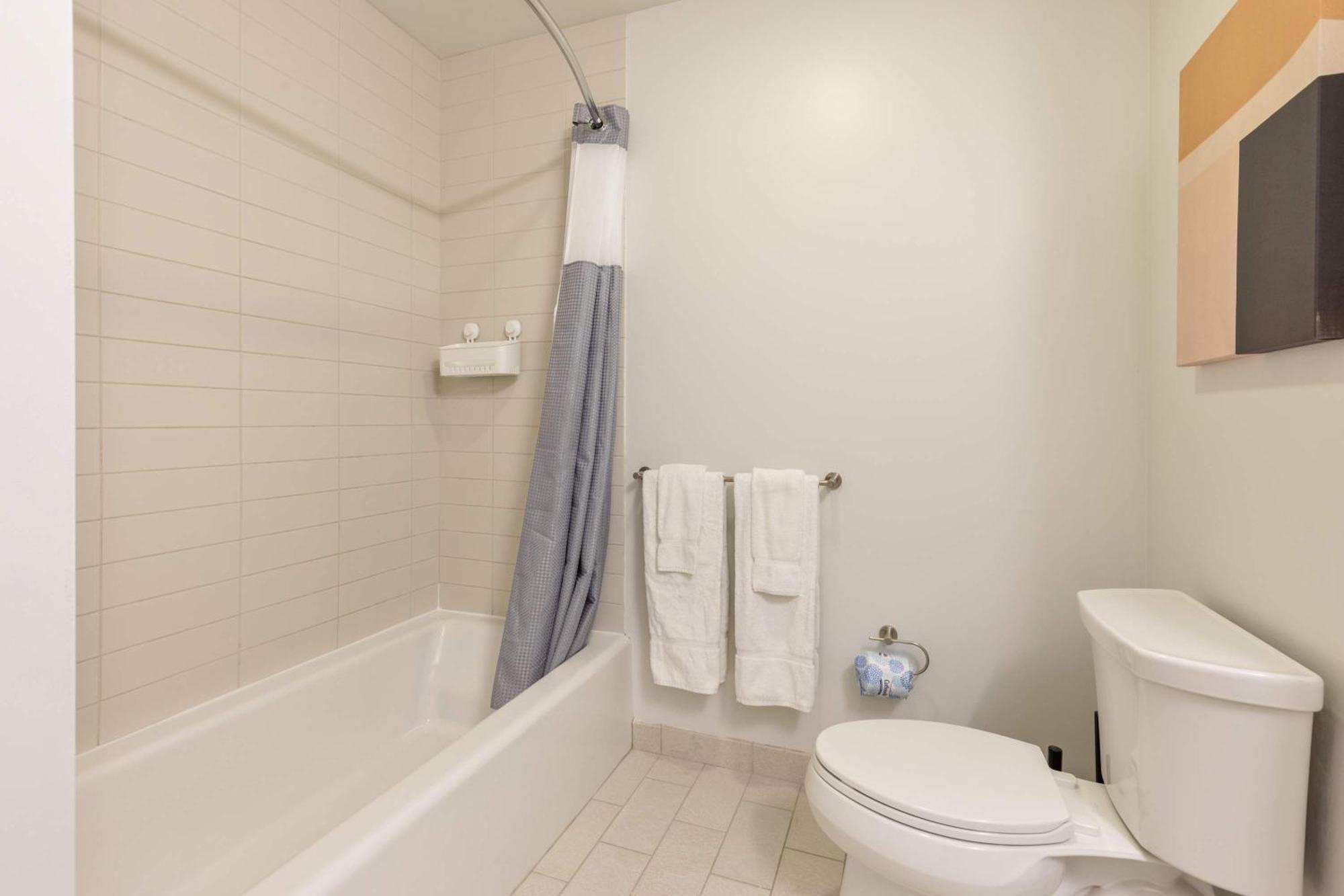 Modern Harbor Front Apartment *