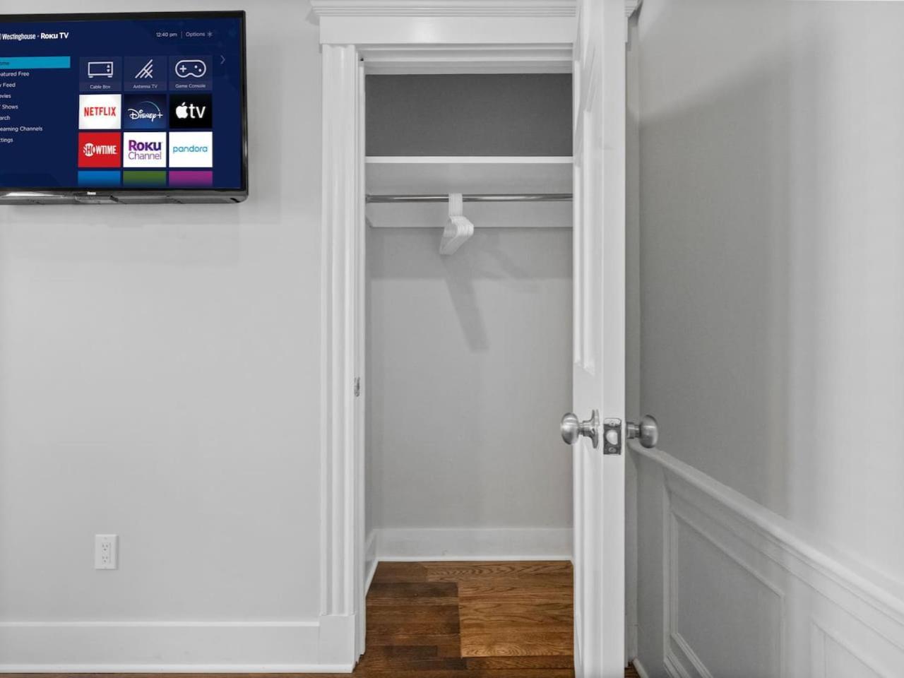 Luxury 3br In With Free Parking Apartment