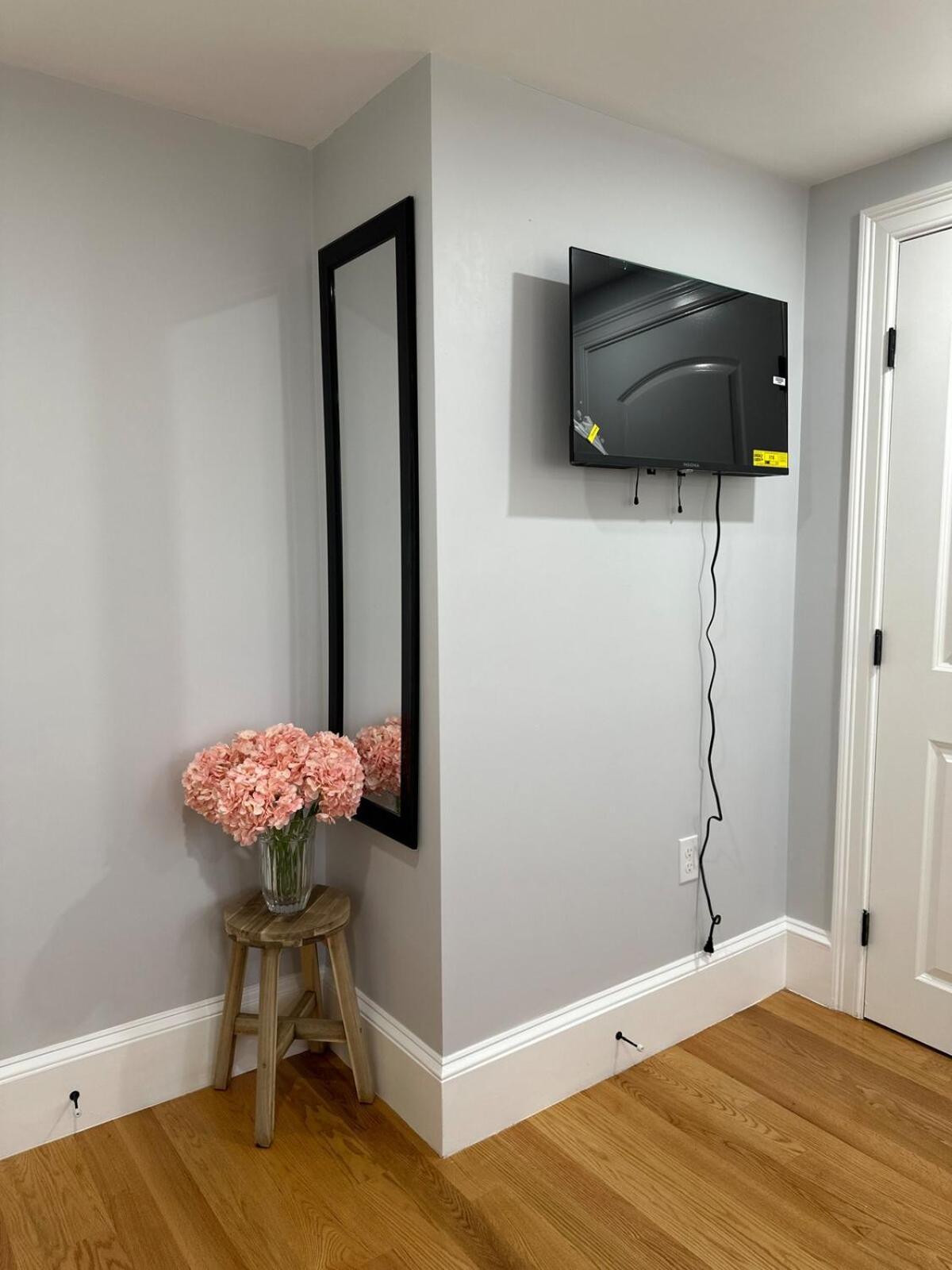 Apartment 85c Brand New 3brwalk To Transit, Near