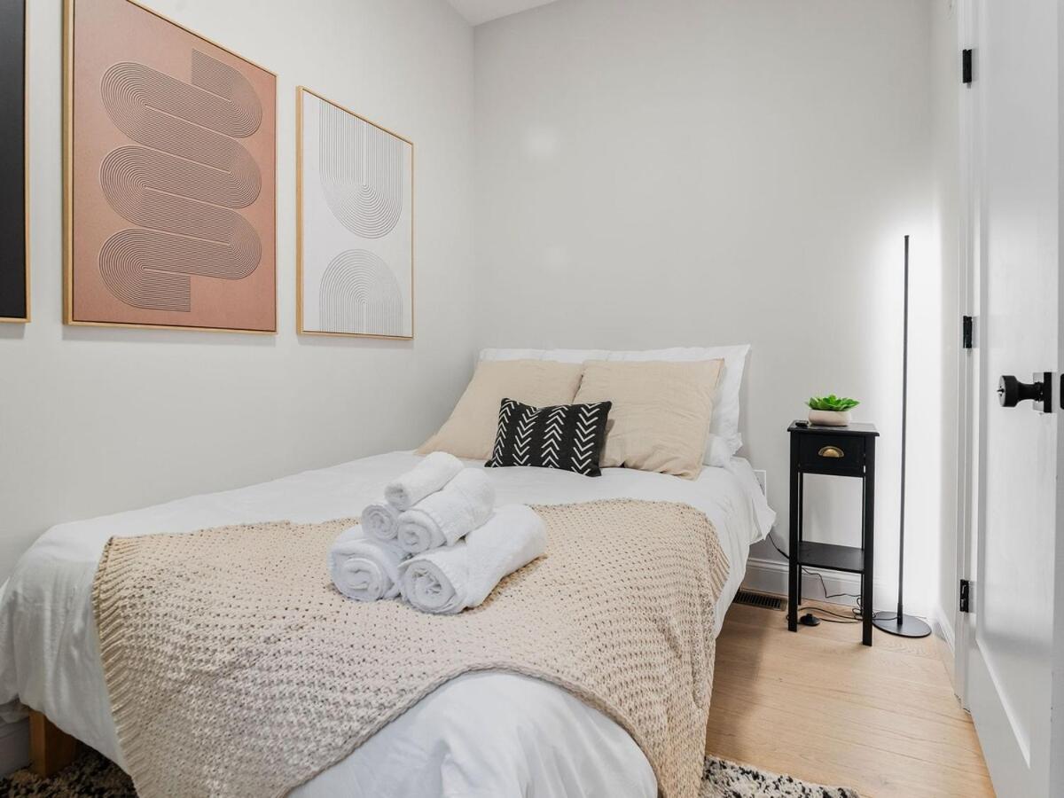 Modern 5b3b In Steps To Convention Center Apartment