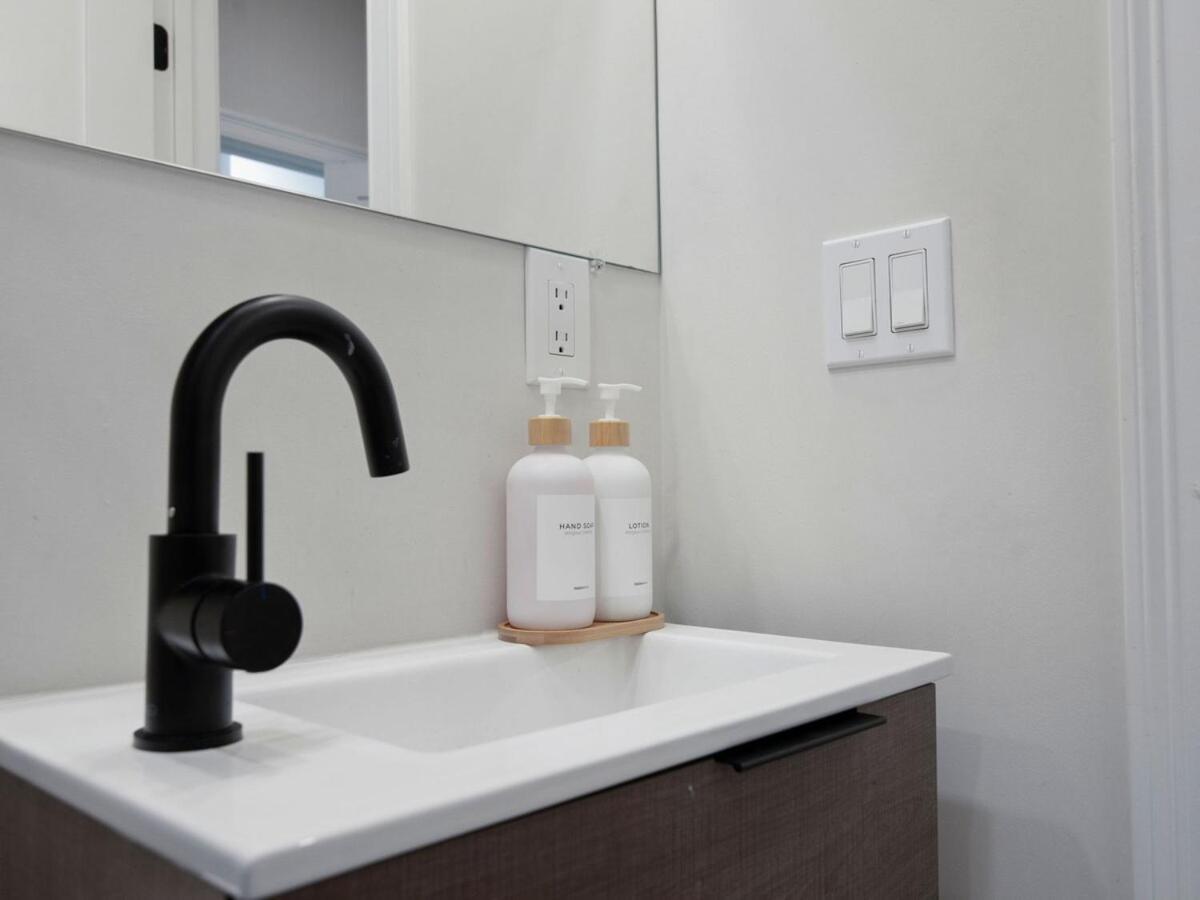 Modern 5b3b In Steps To Convention Center * Boston