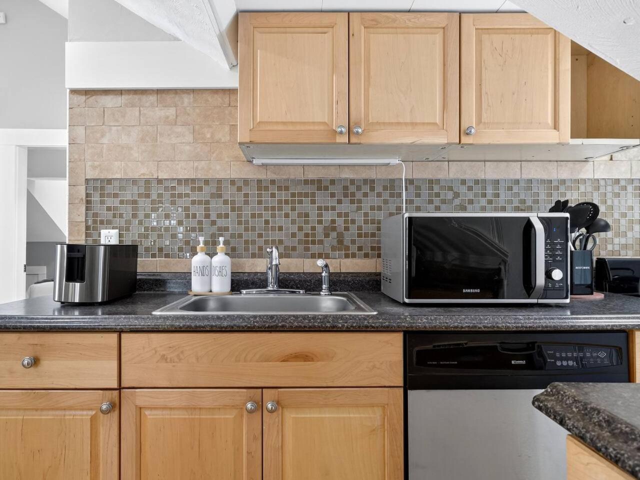 Charming 1br In With Free Parking Apartment *