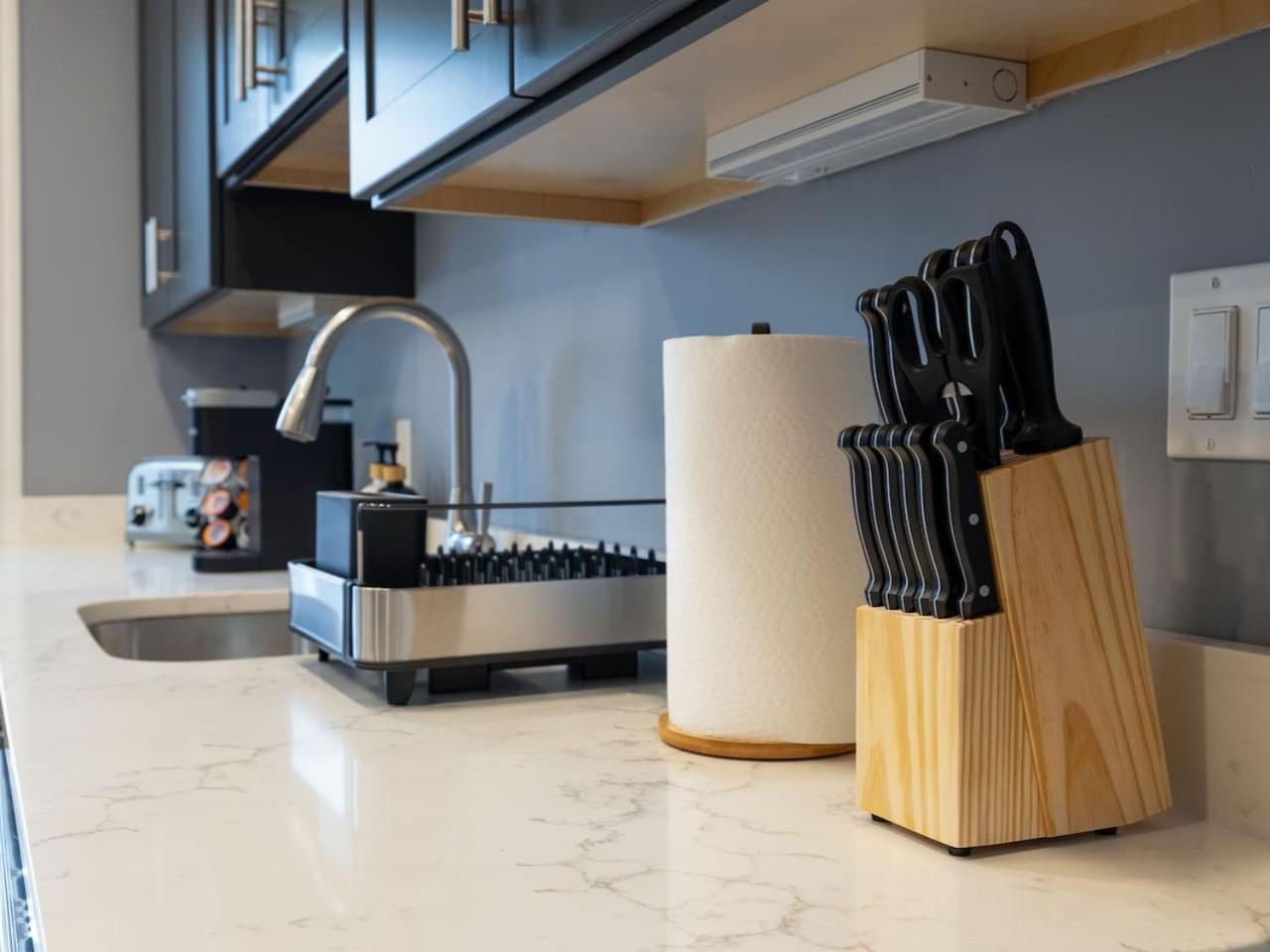 Luxury 3br In With Free Parking Apartment *