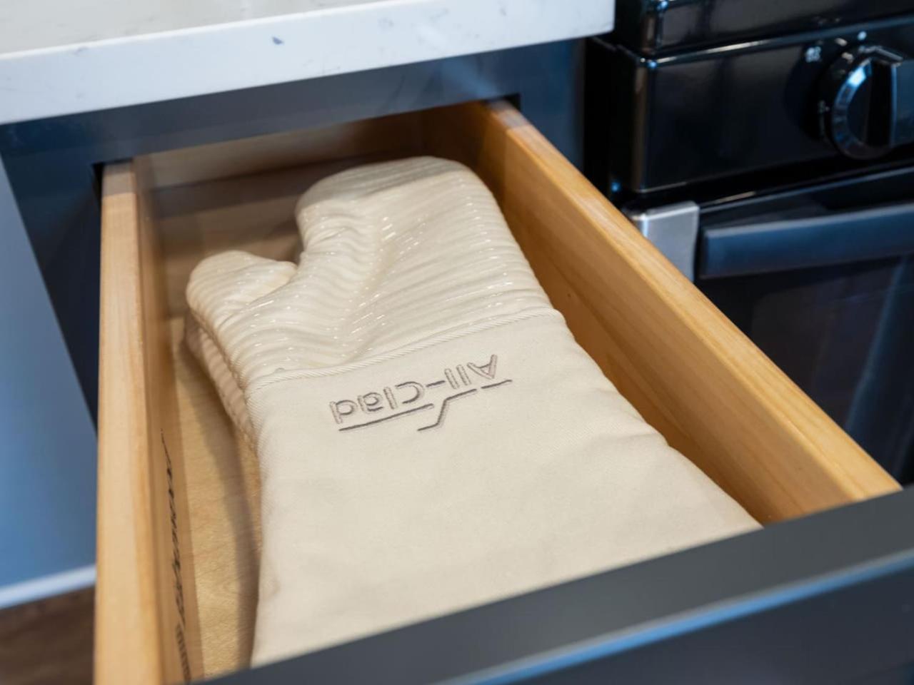 Luxury 3br In With Free Parking Apartment *