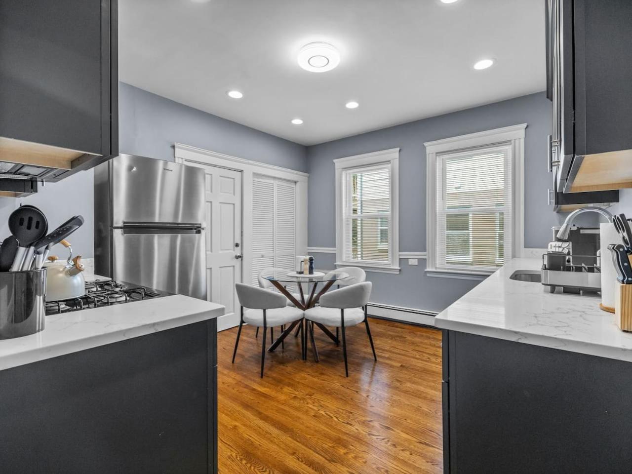 Luxury 3br In With Free Parking Apartment *