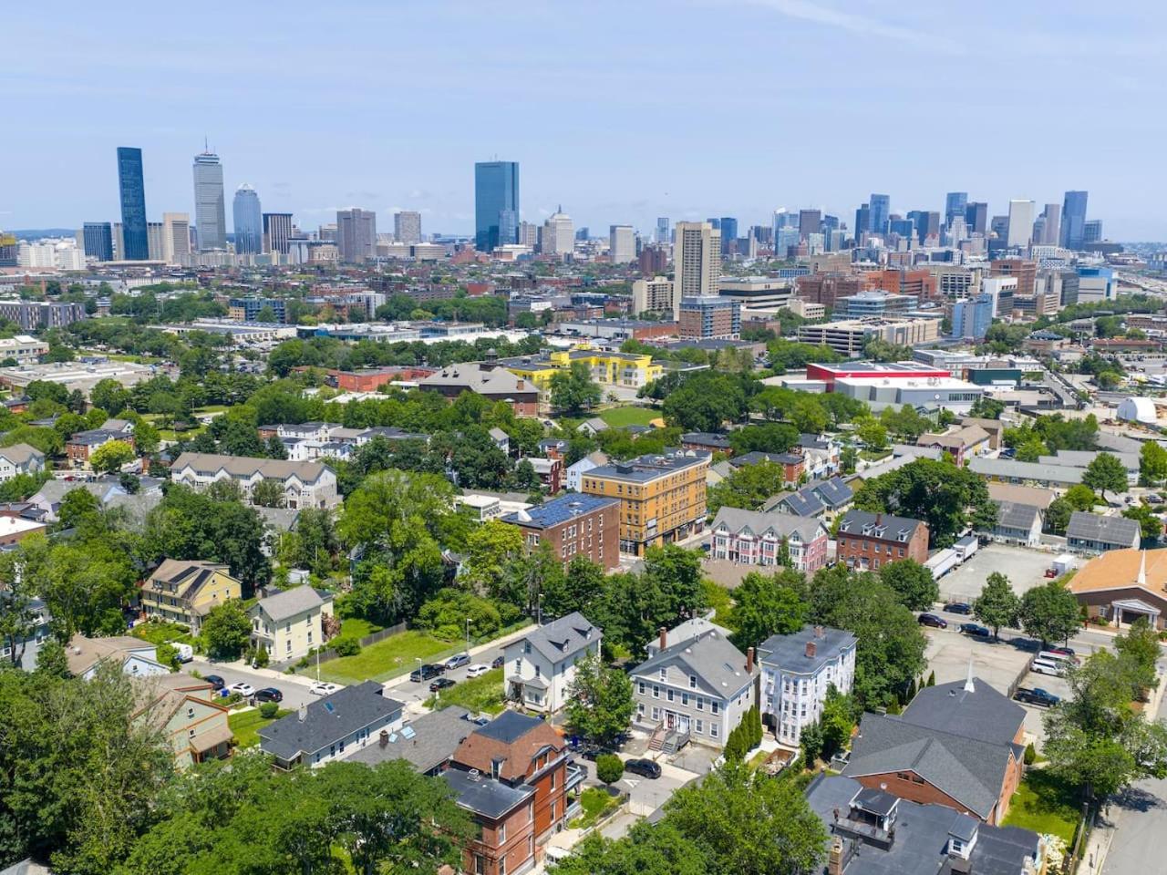 Luxury 3br In With Free Parking Apartment