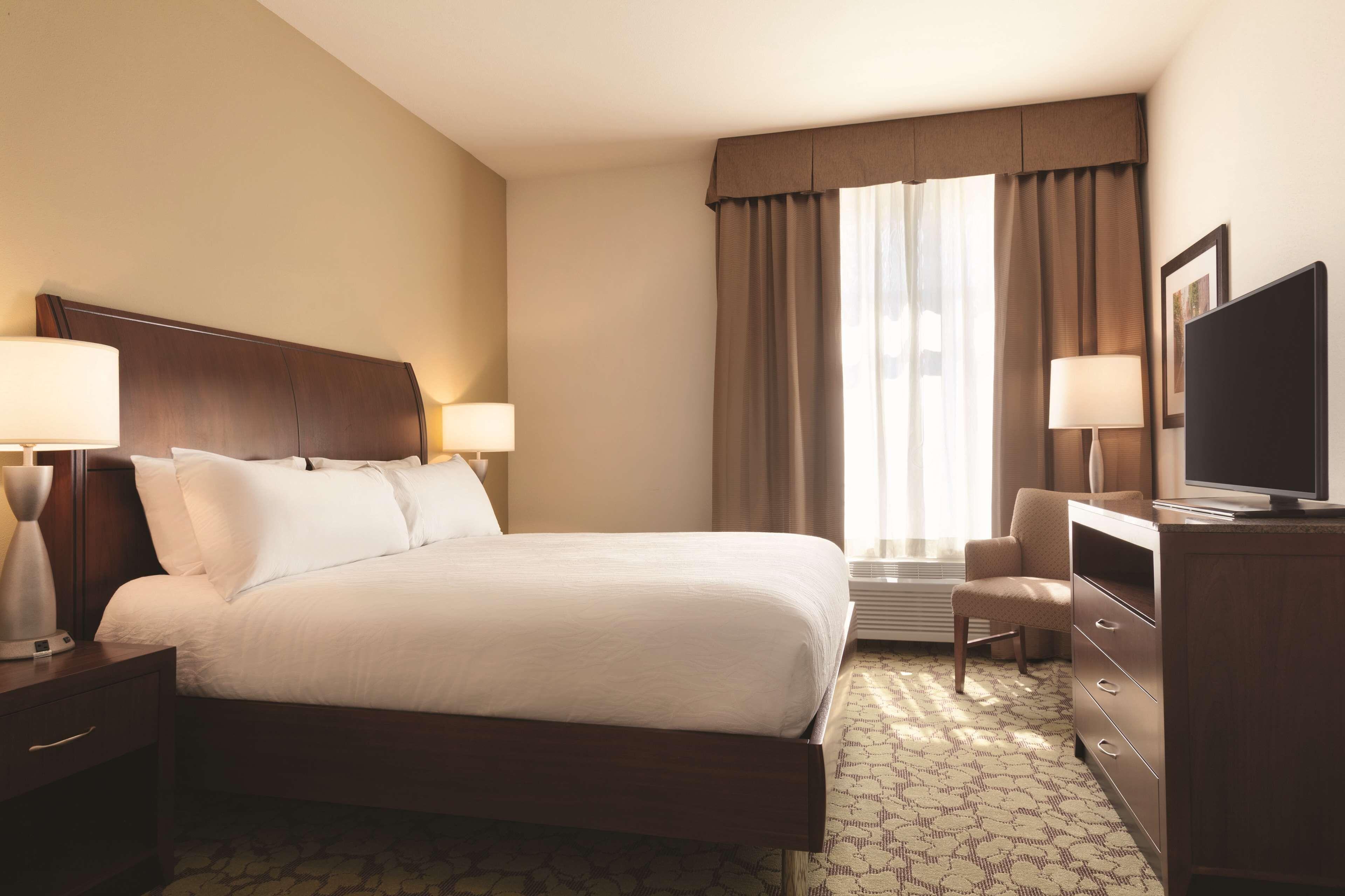 Hilton Garden Logan Airport 3*