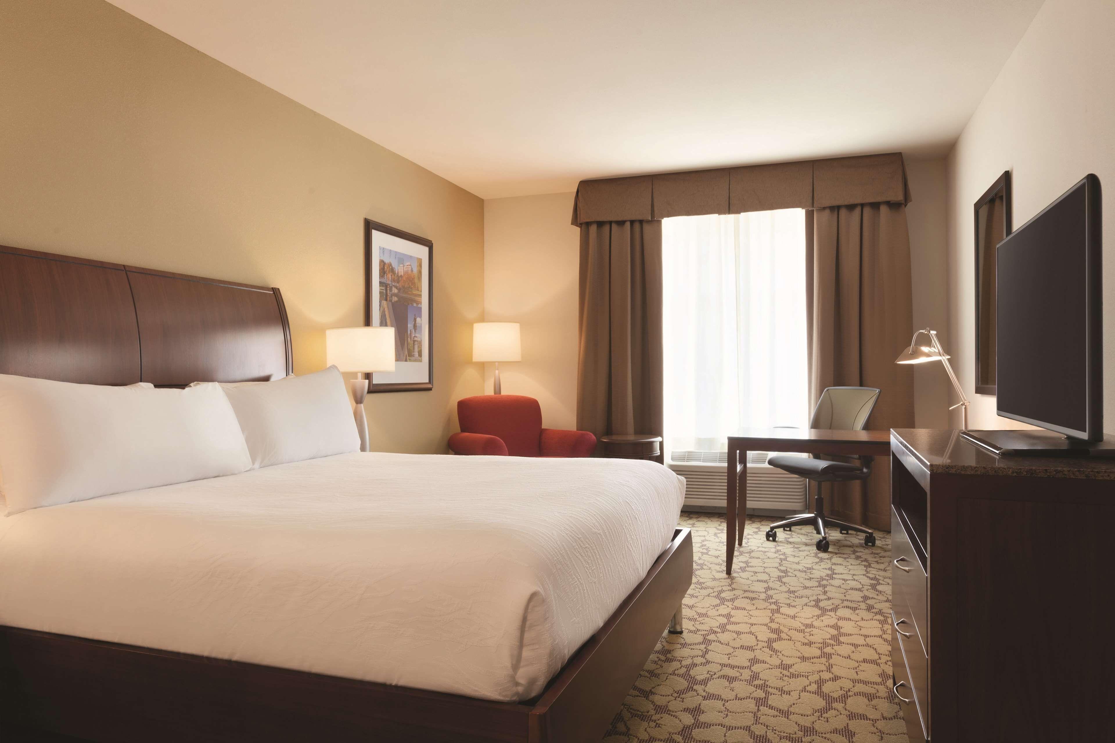 Hilton Garden Logan Airport 3*