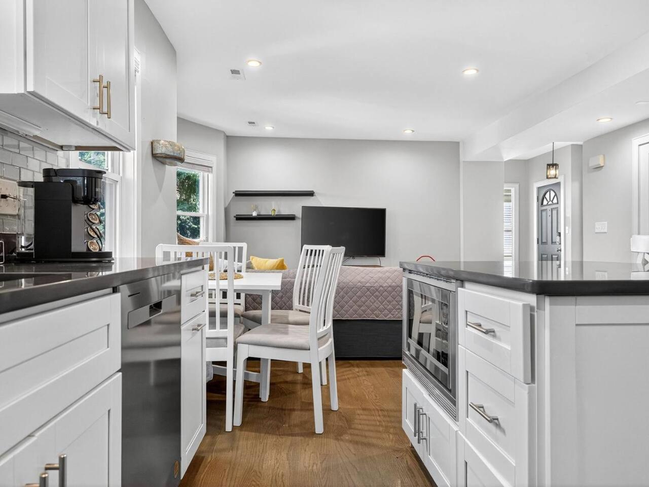 Luxury 3br 2ba Penthouse Apartment *