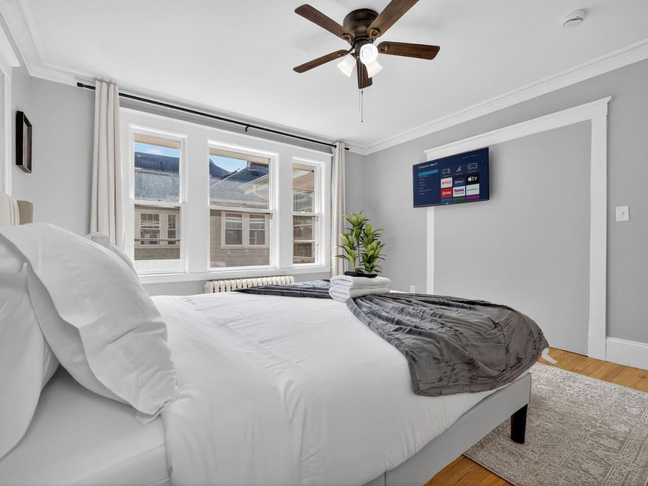 Vintage 5br In With Free Parking Apartment