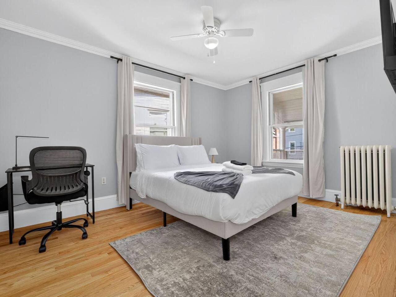 Vintage 5br In With Free Parking Apartment