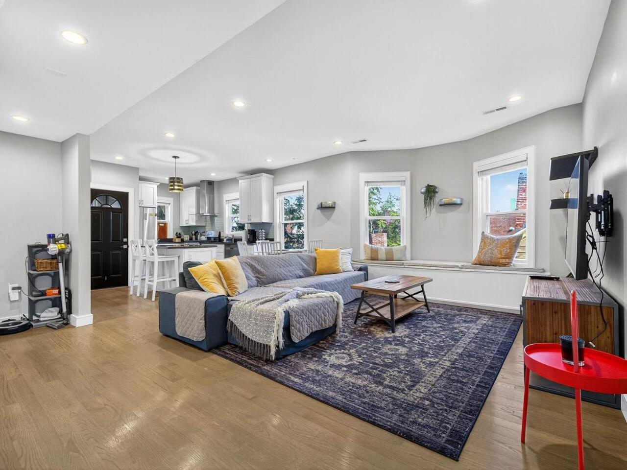 Luxury 3br 2ba Penthouse *