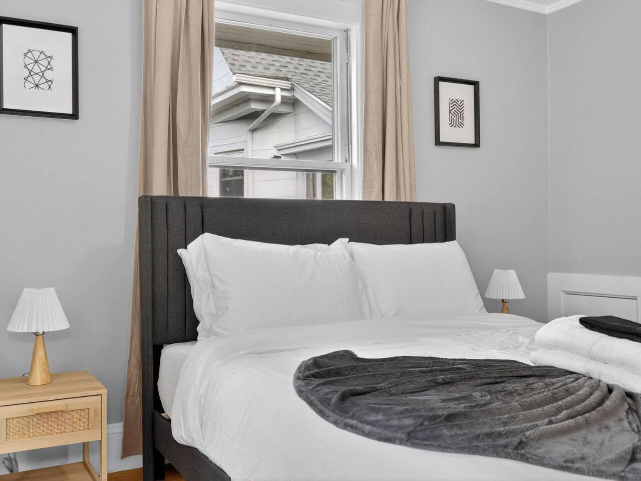 Vintage 5br In With Free Parking Apartment