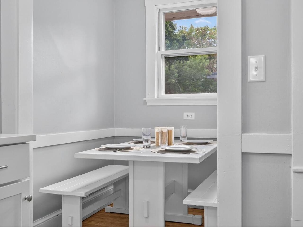 Vintage 5br In With Free Parking Apartment