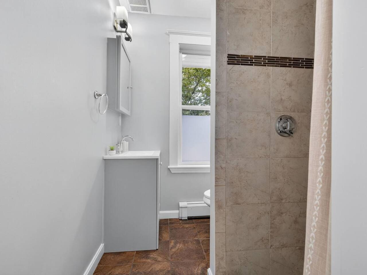 Vintage 5br In With Free Parking Apartment Boston