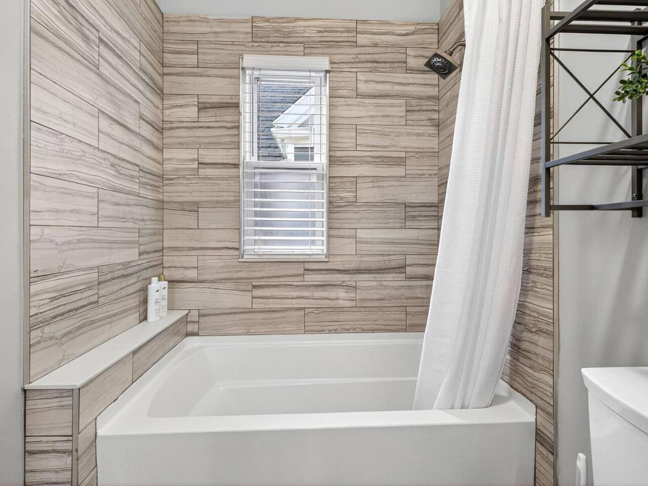 Luxury 3br 2ba Penthouse Apartment *