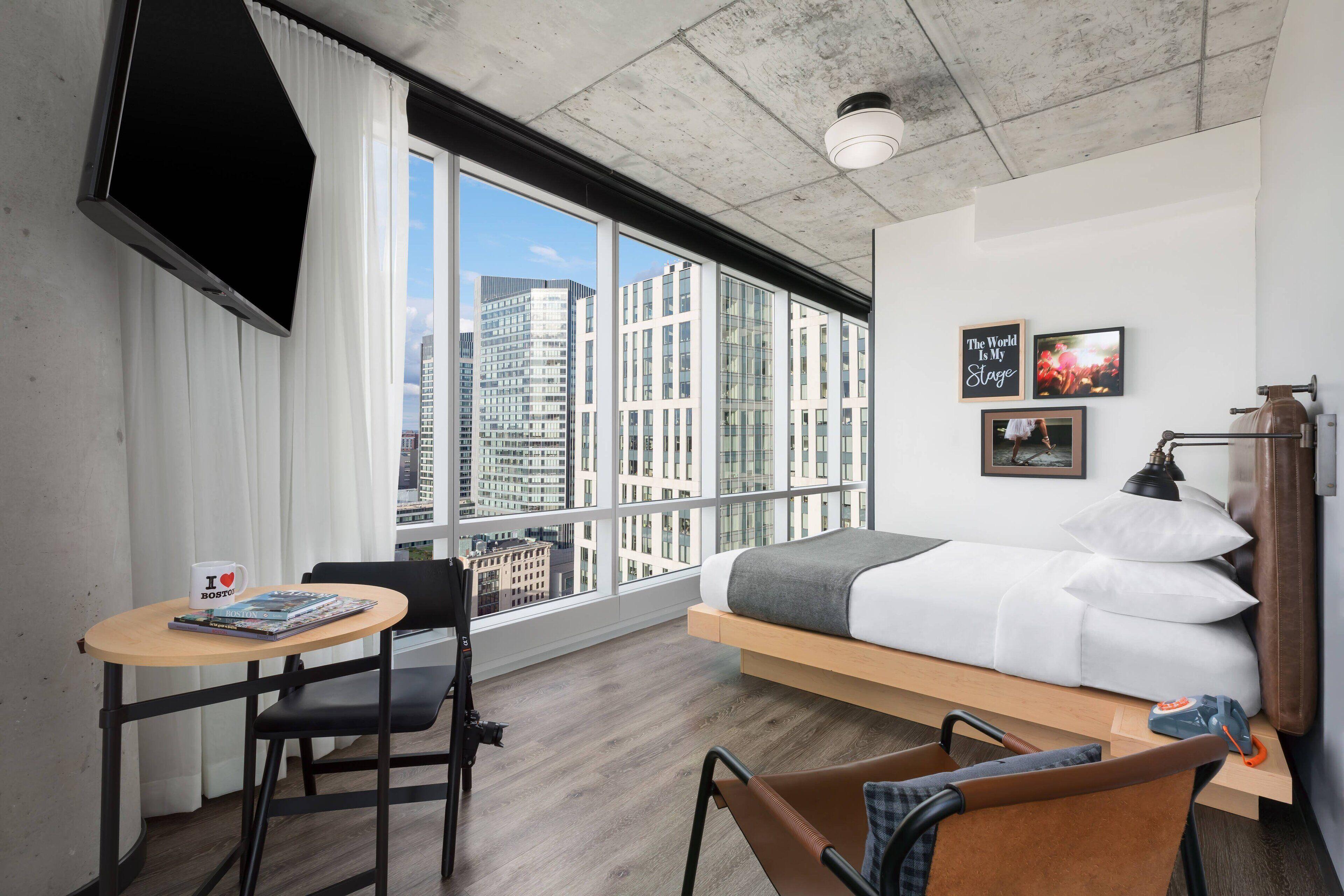 Moxy Downtown 3*