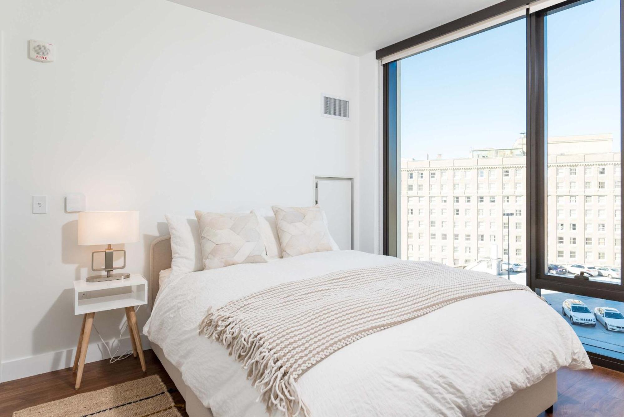 Upscale Penthouse With Gym Parking Near Mgh Tufts *