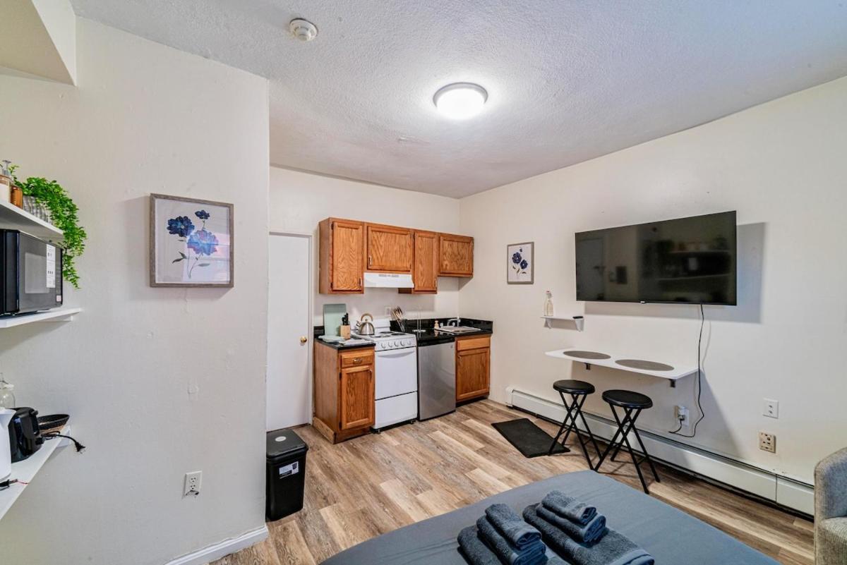 Cozy Near Massart & Longwood, 3-min Walk To T *