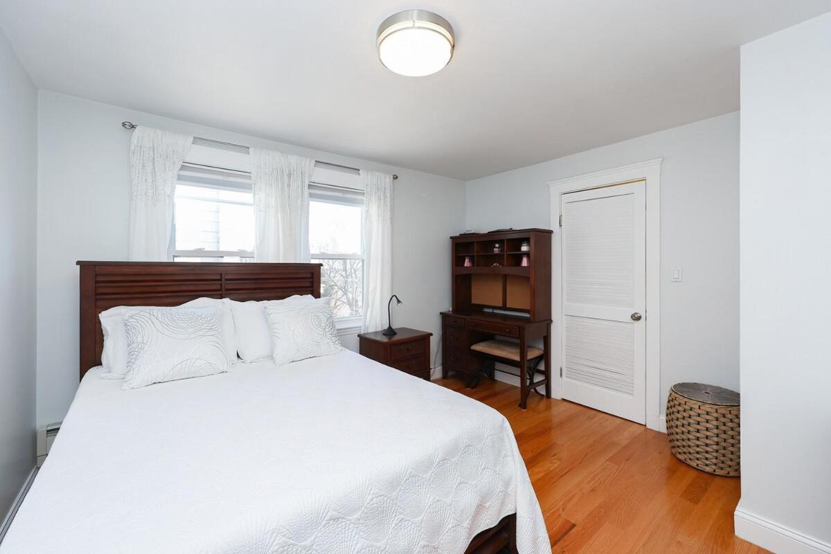 Eastie Roomy 3br With Easy And Airport Access Apartment