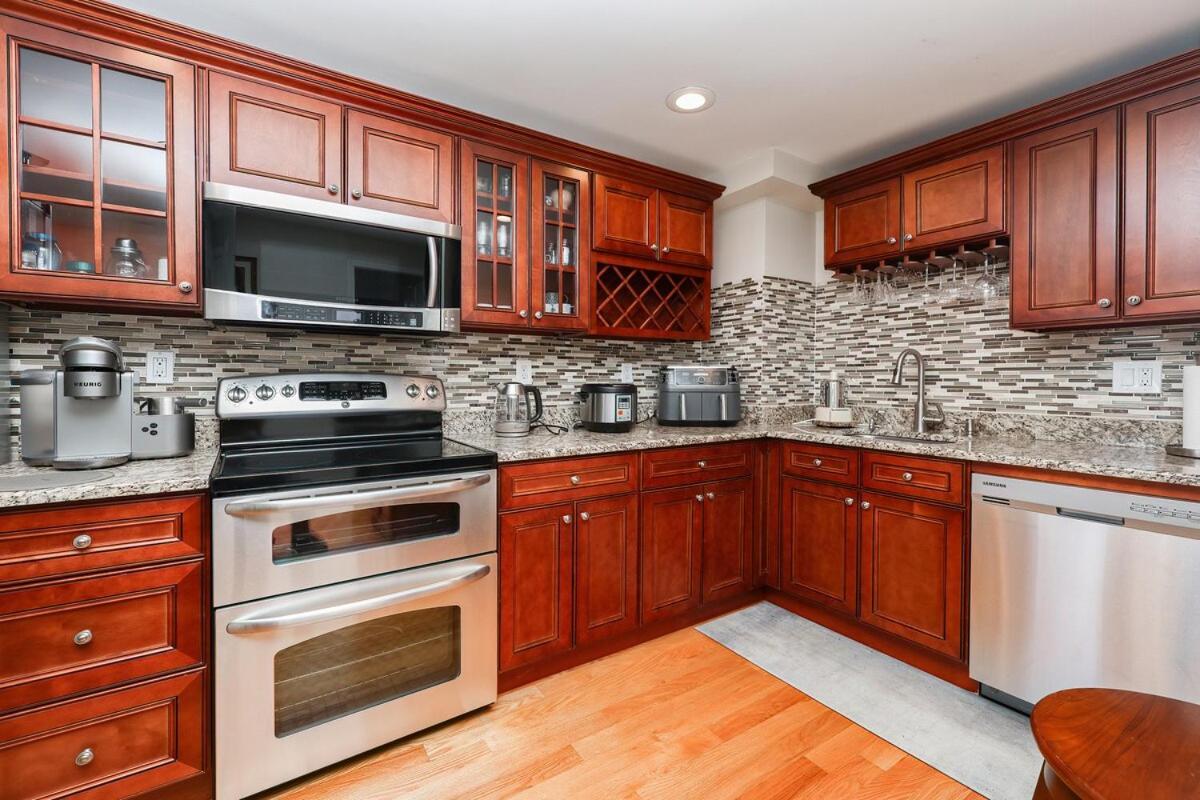 Eastie Roomy 3br With Easy And Airport Access Apartment *