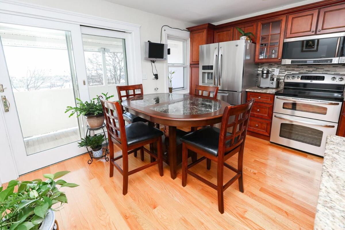 Eastie Roomy 3br With Easy And Airport Access Boston
