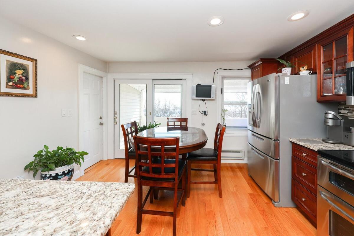 Eastie Roomy 3br With Easy And Airport Access *