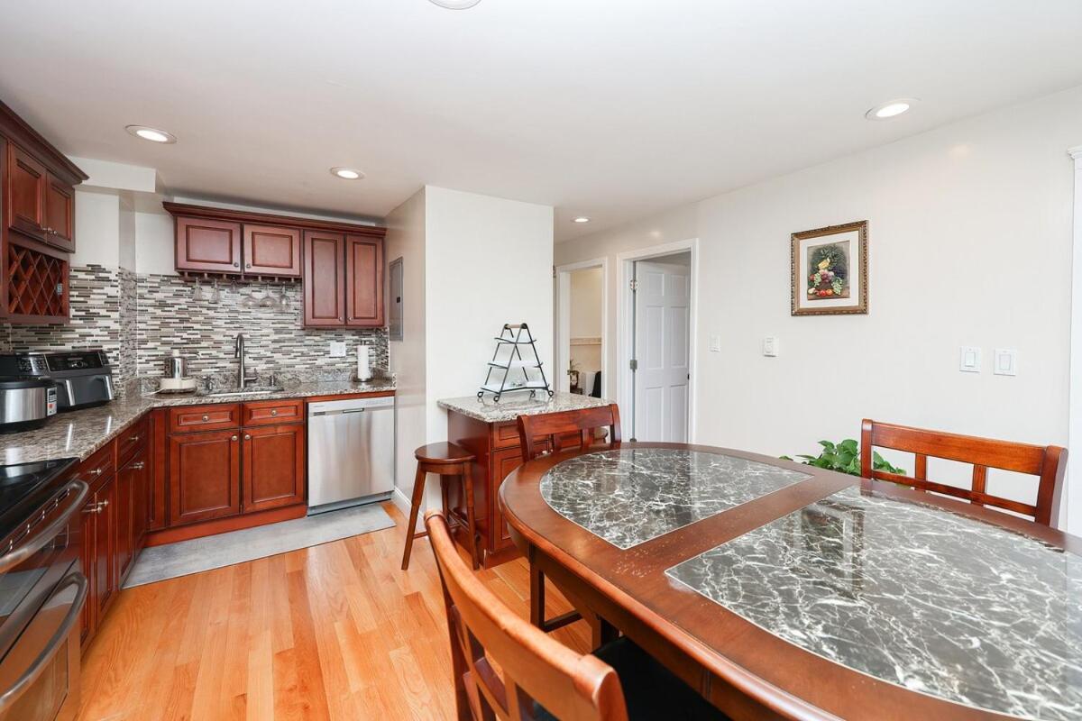 Eastie Roomy 3br With Easy And Airport Access *