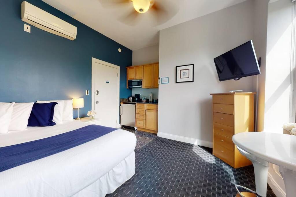 Stylish Downtown In The Boston, C.ave #34 4*