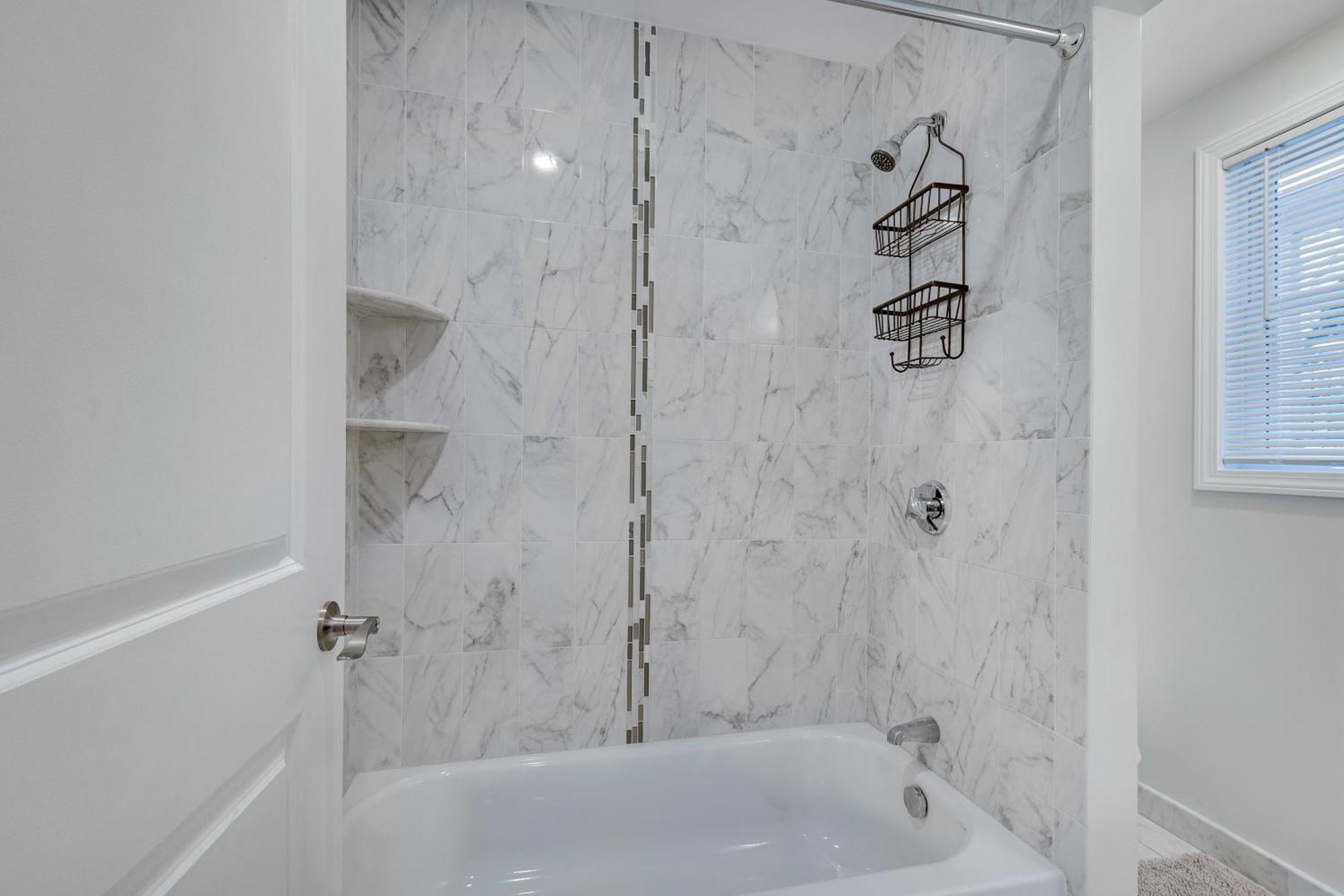 2br Dog-friendly In 2-fam - Comfy Retreat *