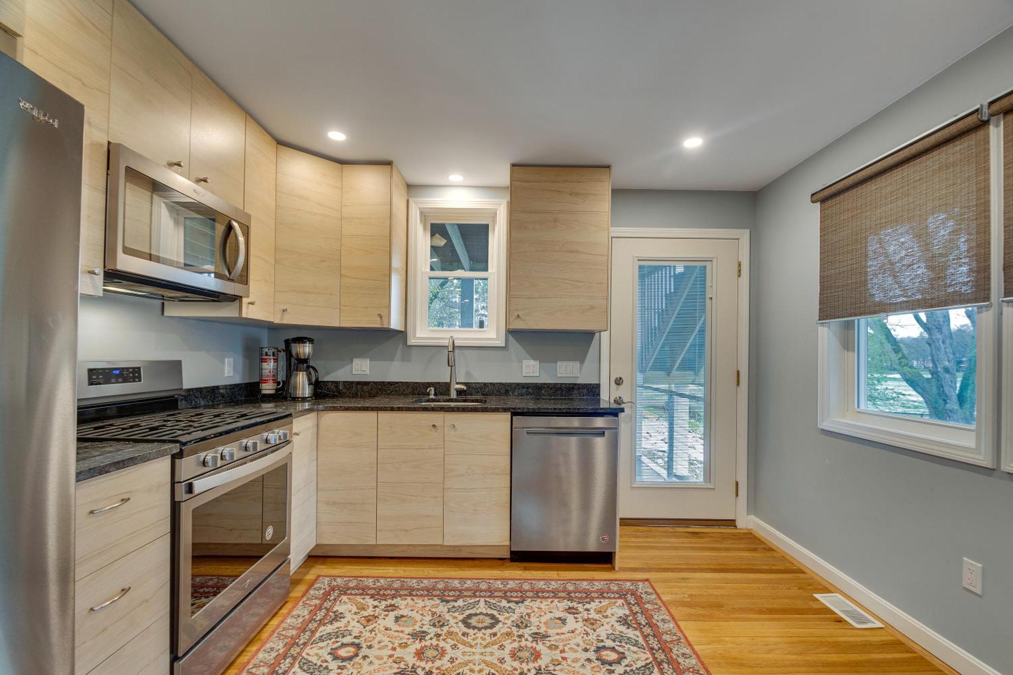 2br Dog-friendly In 2-fam - Comfy Retreat Apartment