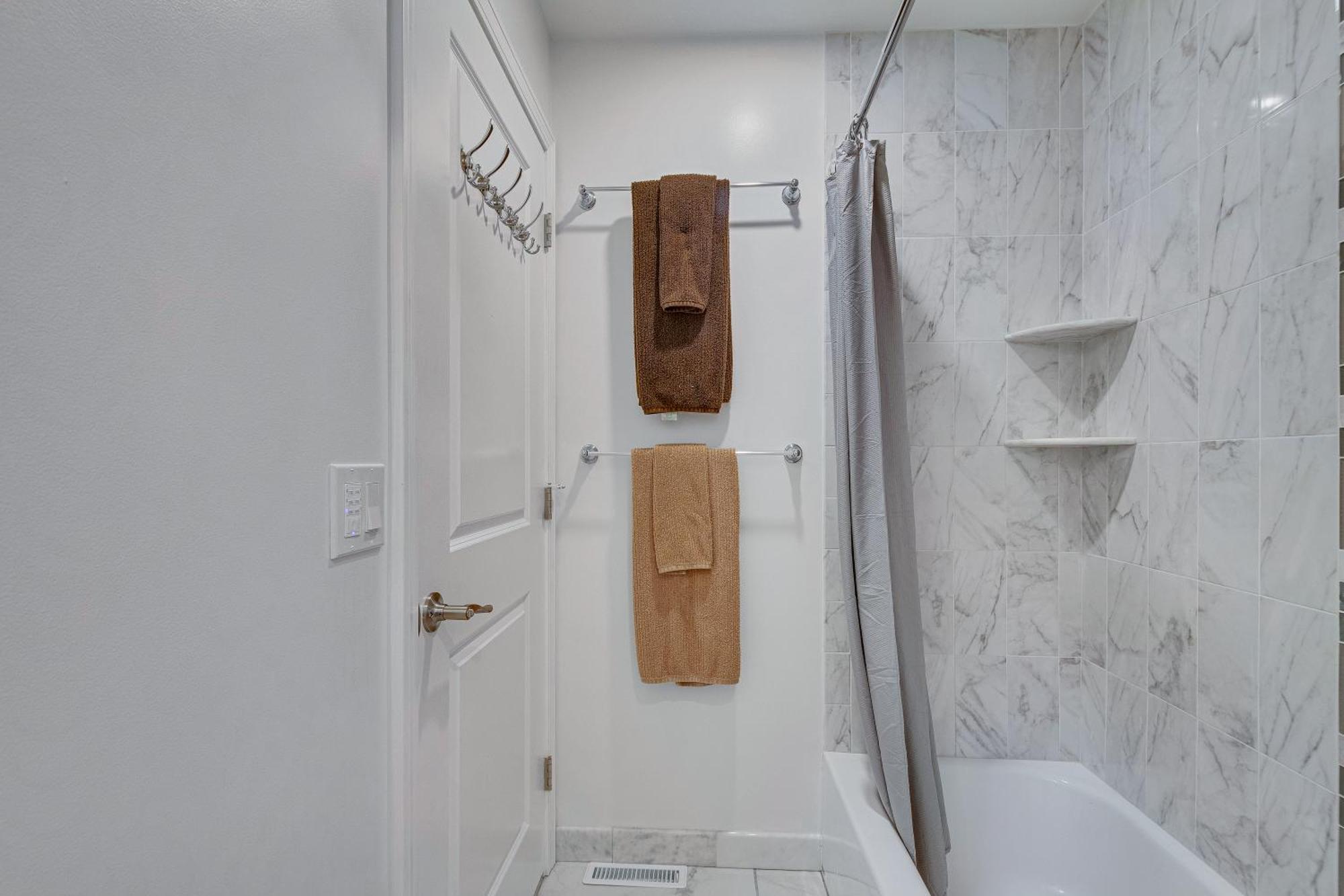 2br Dog-friendly In 2-fam - Comfy Retreat Apartment *