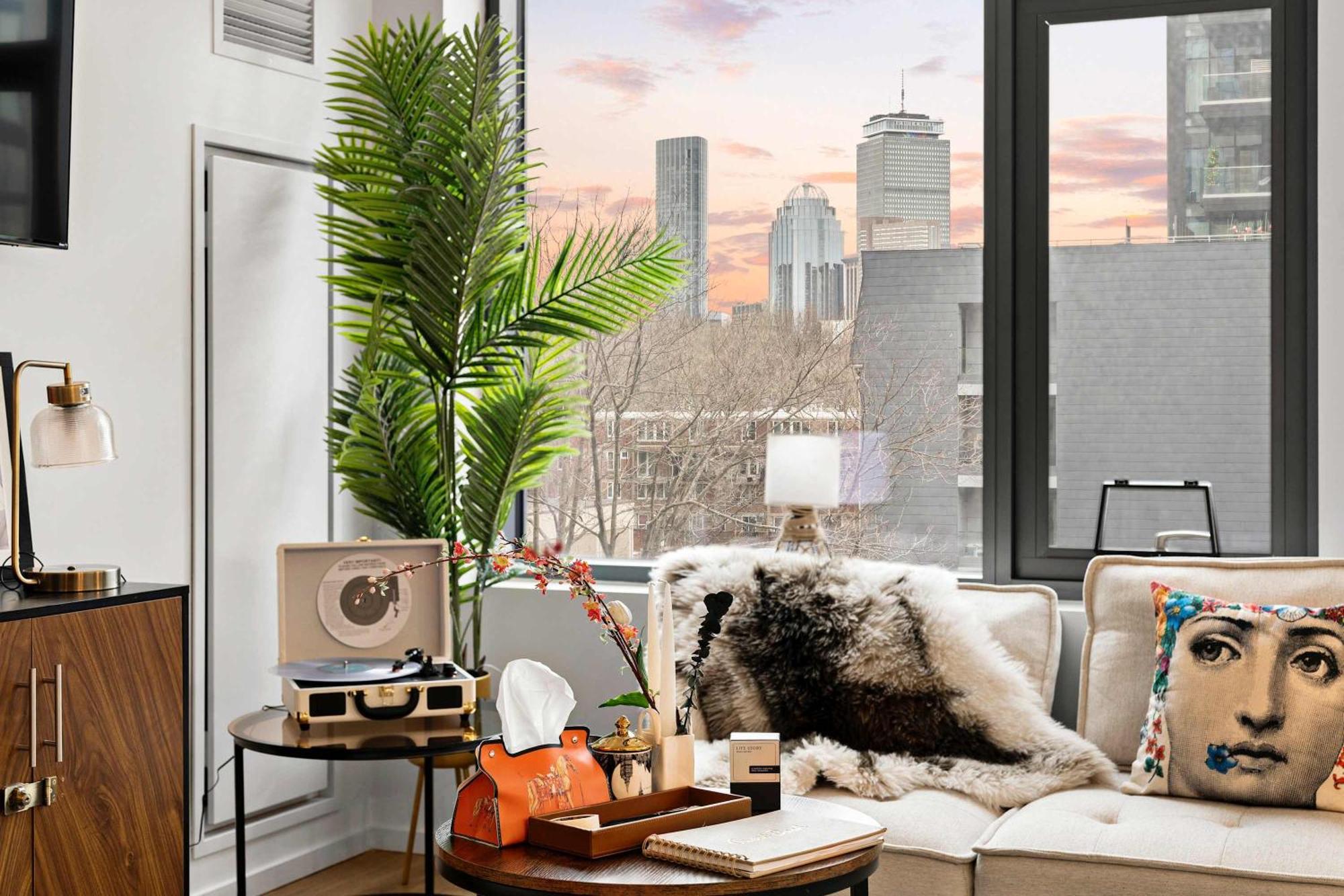 Elegant With Pool And Fitness Center Boston