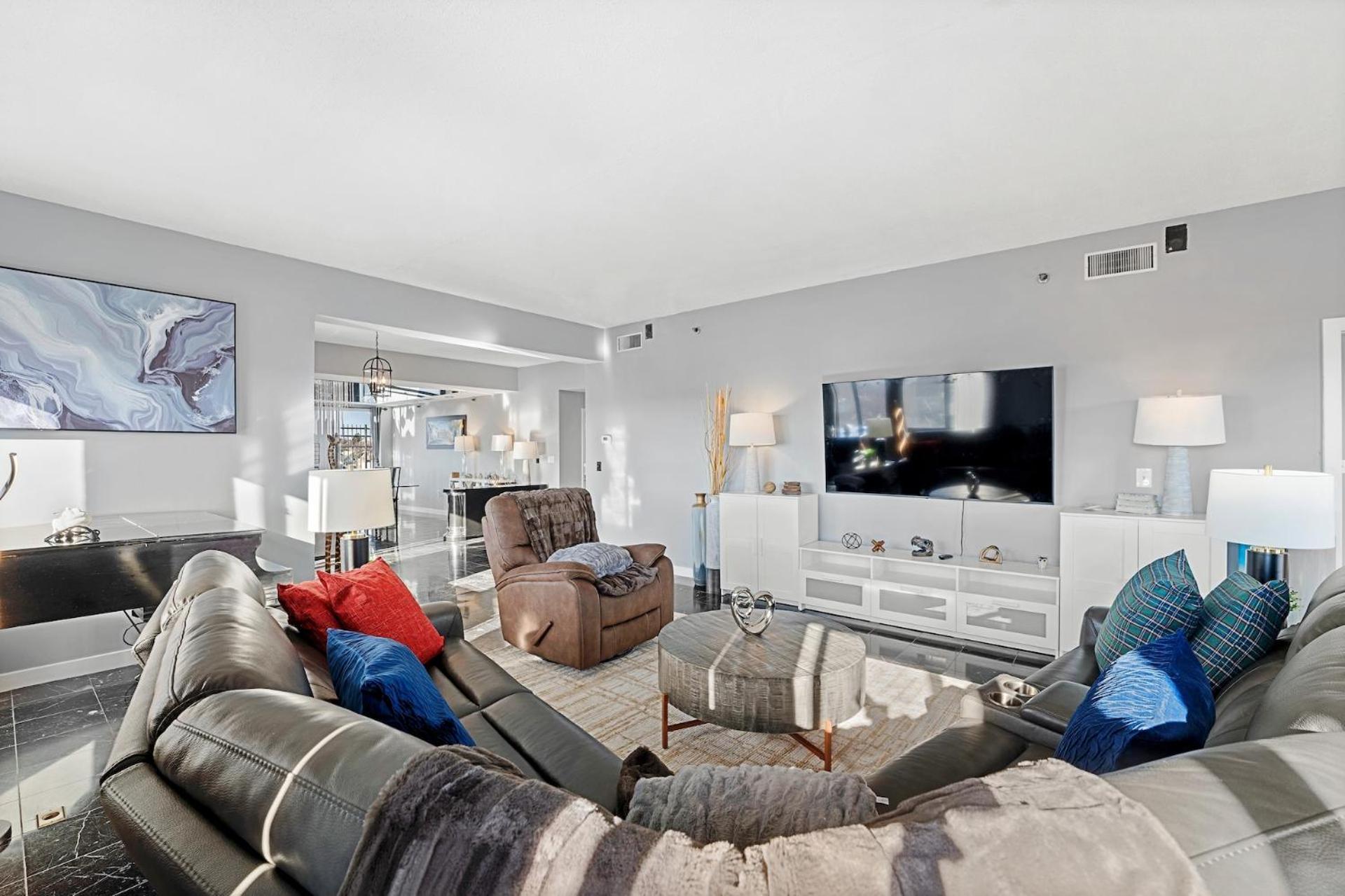 Luxury Massive Penthouse In Watertown *