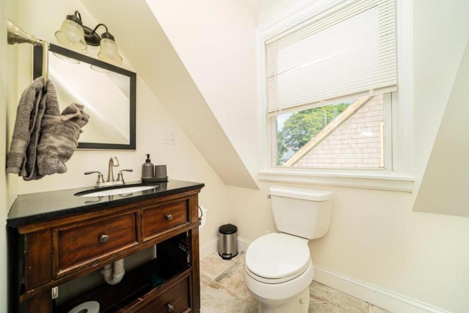 Apartment Comfortable 4br Getaway - Pet-friendly - Near I-93 & Red Line 988