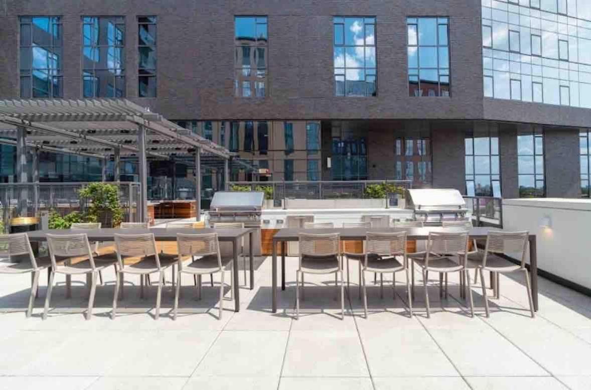 Elegant With Pool And Fitness Center Boston