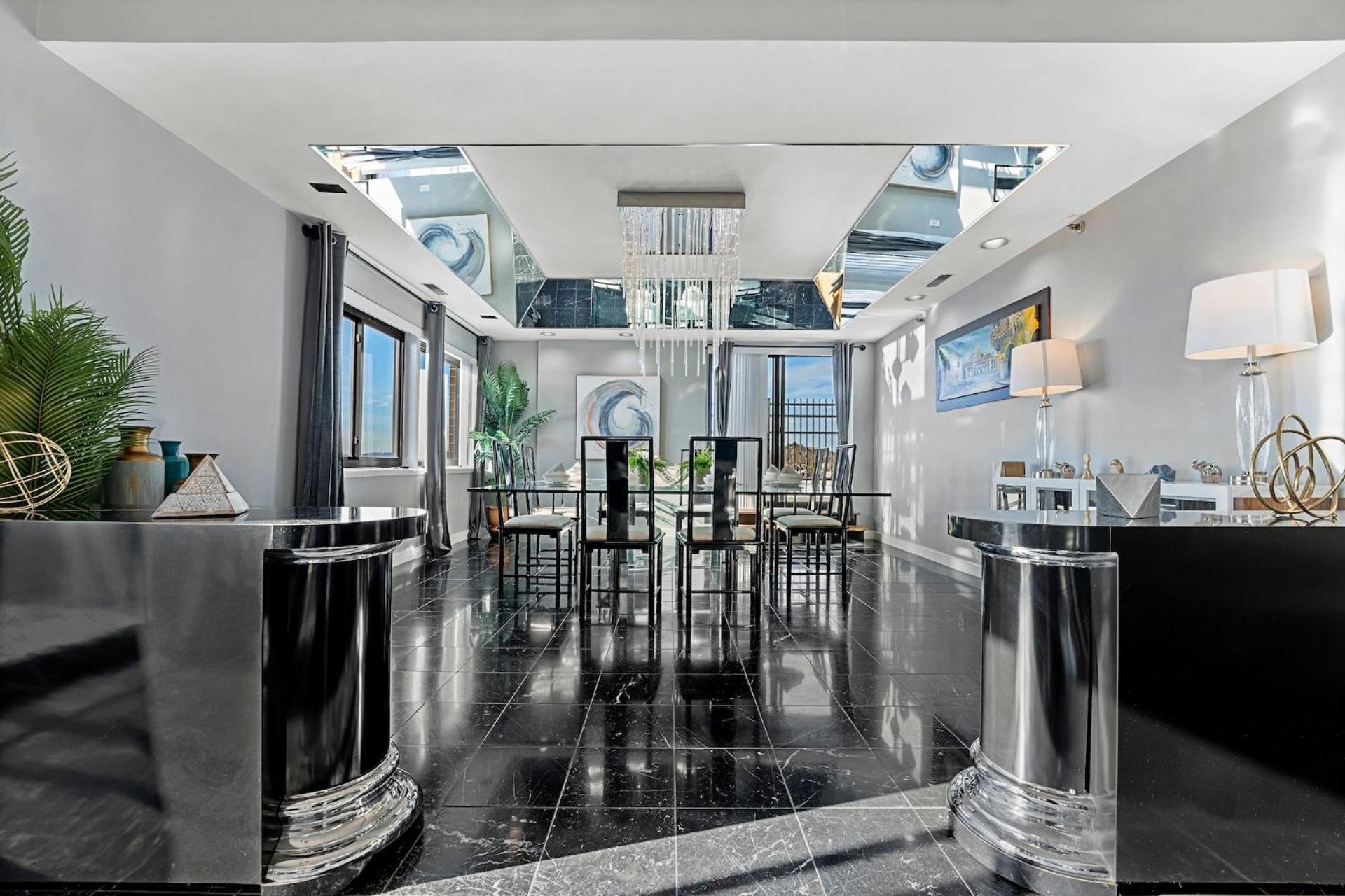 Apartment Luxury Massive Penthouse In Watertown *