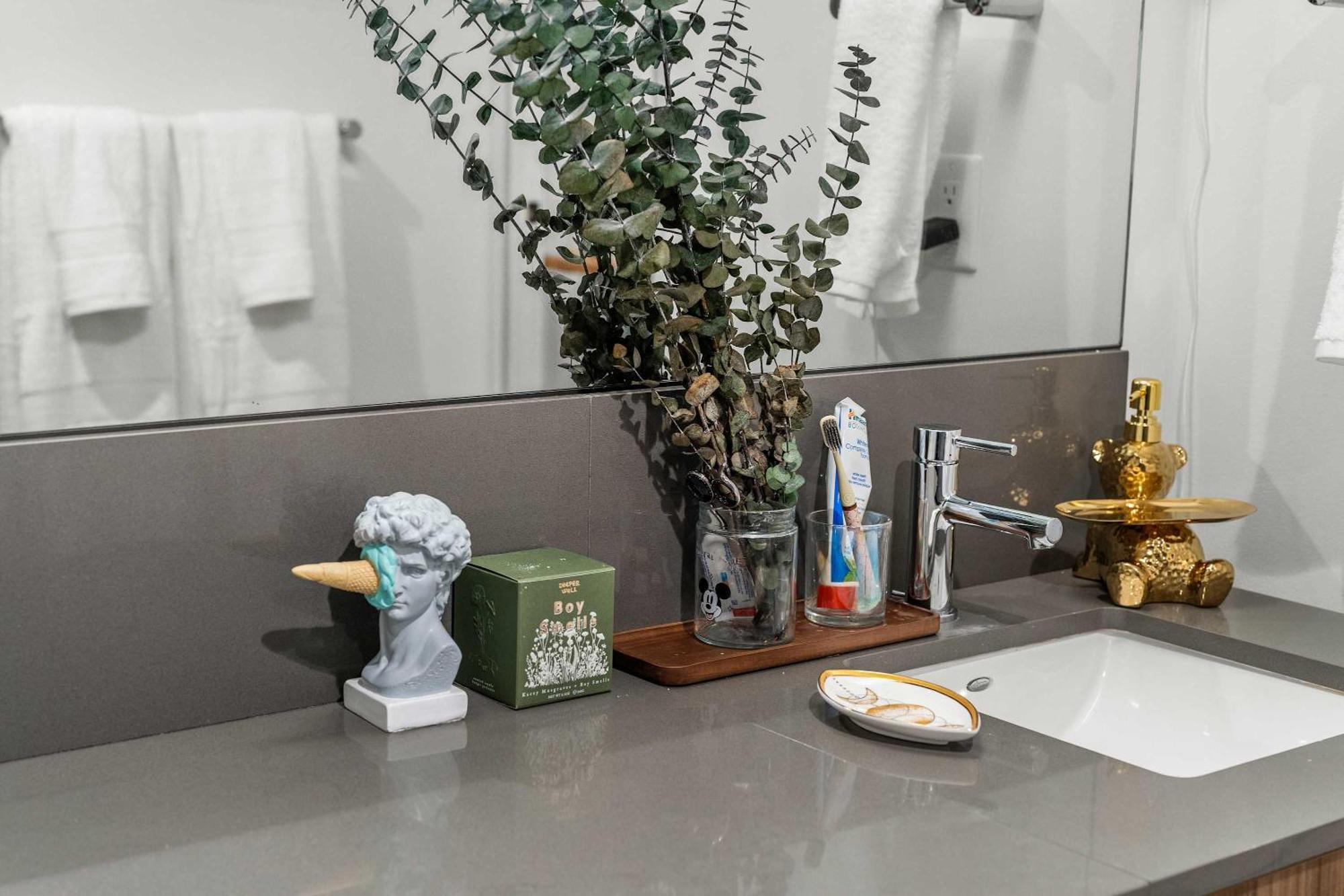 Family In With Pool Gym & Balcony - Perfect *