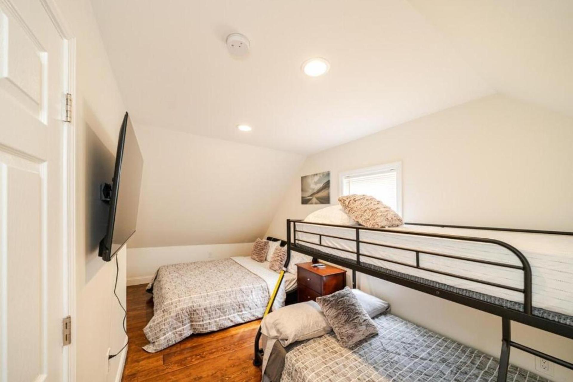 Comfortable 4br Getaway - Pet-friendly - Near I-93 & Red Line 988 Apartment