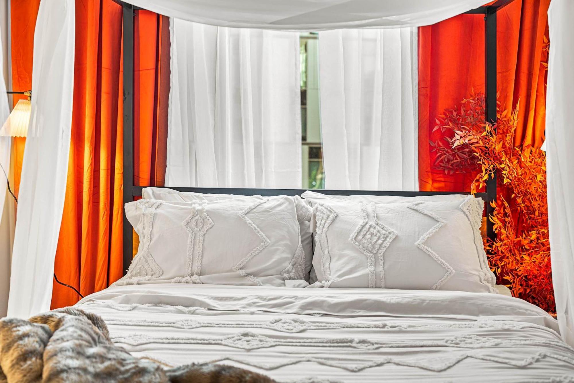 Family In With Pool Gym & Balcony - Perfect * Boston