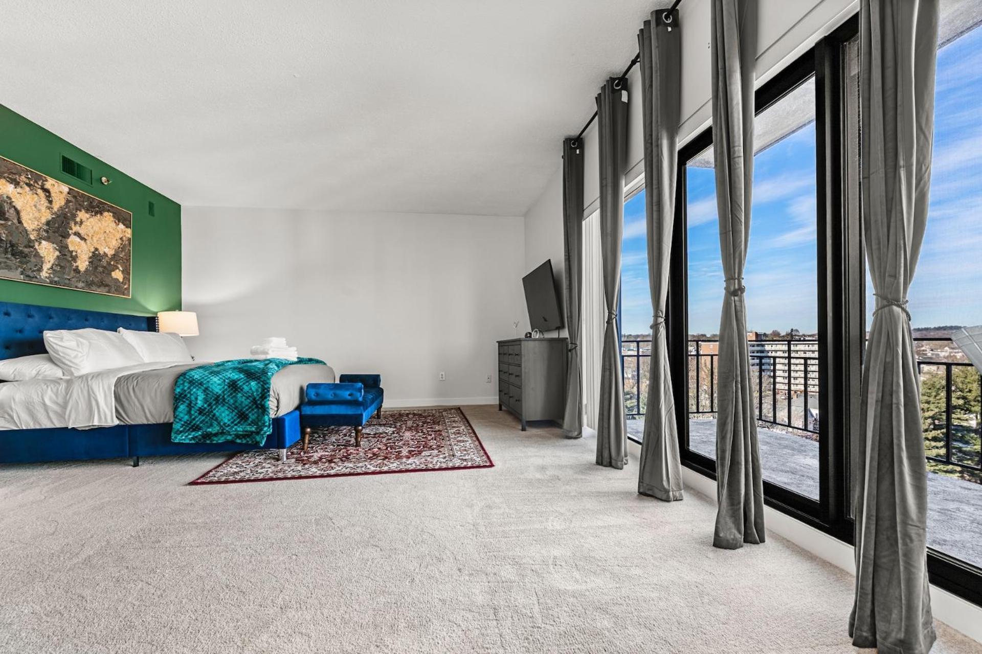 Apartment Luxury Massive Penthouse In Watertown Boston