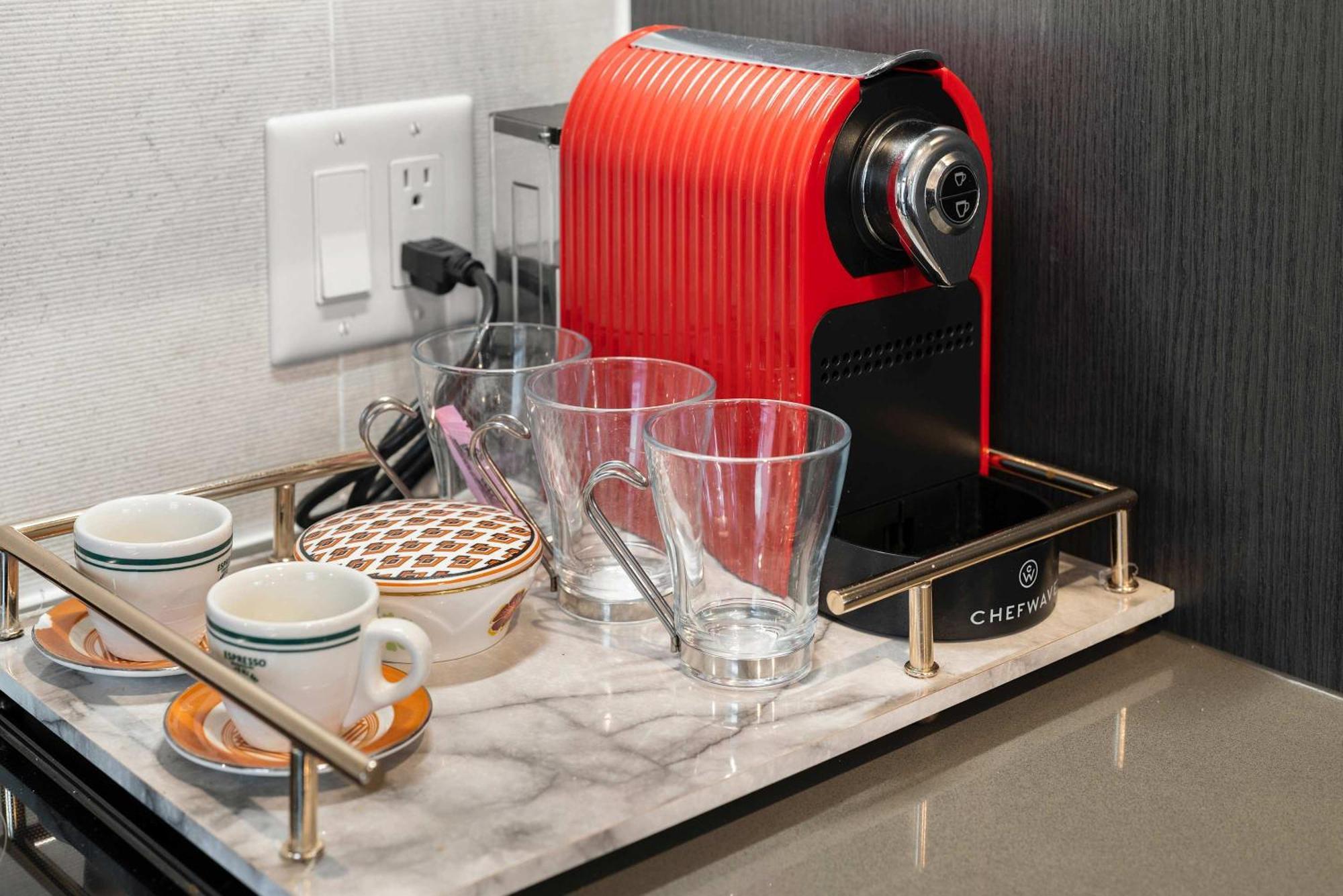 Elegant With Pool And Fitness Center Apartment *