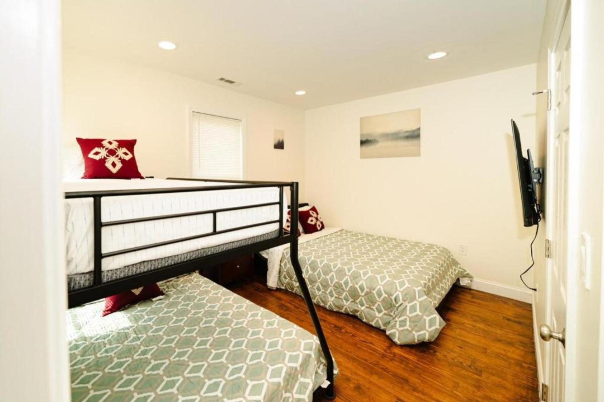 Apartment Comfortable 4br Getaway - Pet-friendly - Near I-93 & Red Line 988 Boston