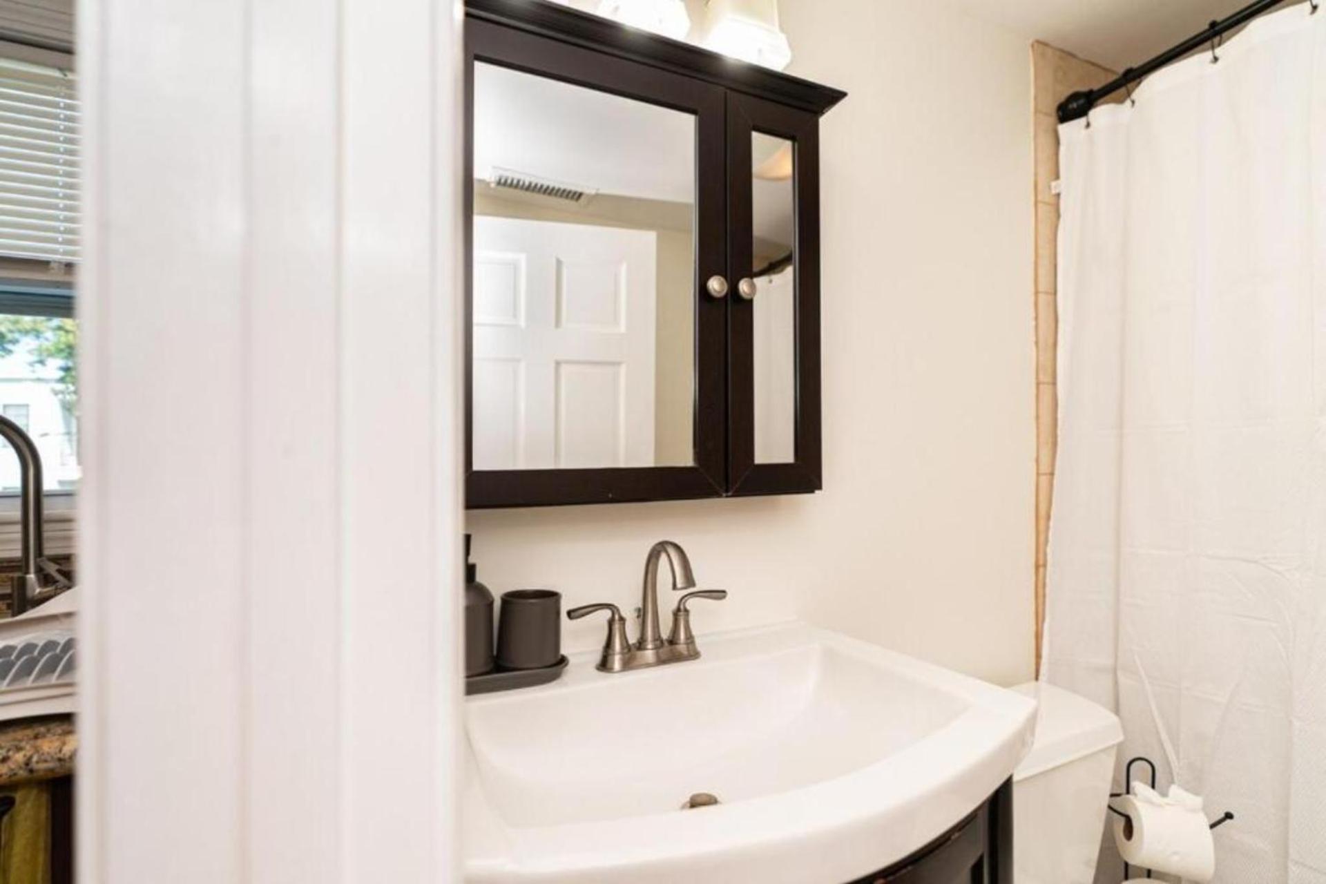 Comfortable 4br Getaway - Pet-friendly - Near I-93 & Red Line 988 Apartment Boston