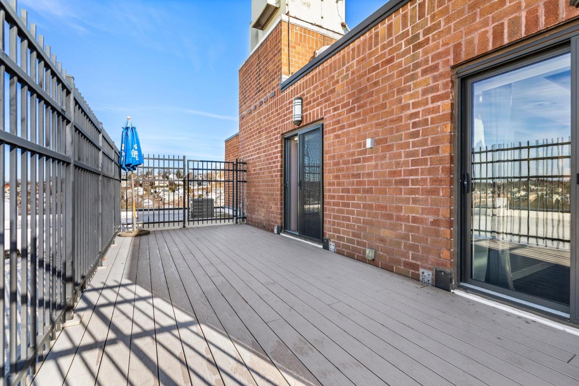 Luxury Massive Penthouse In Watertown Apartment *